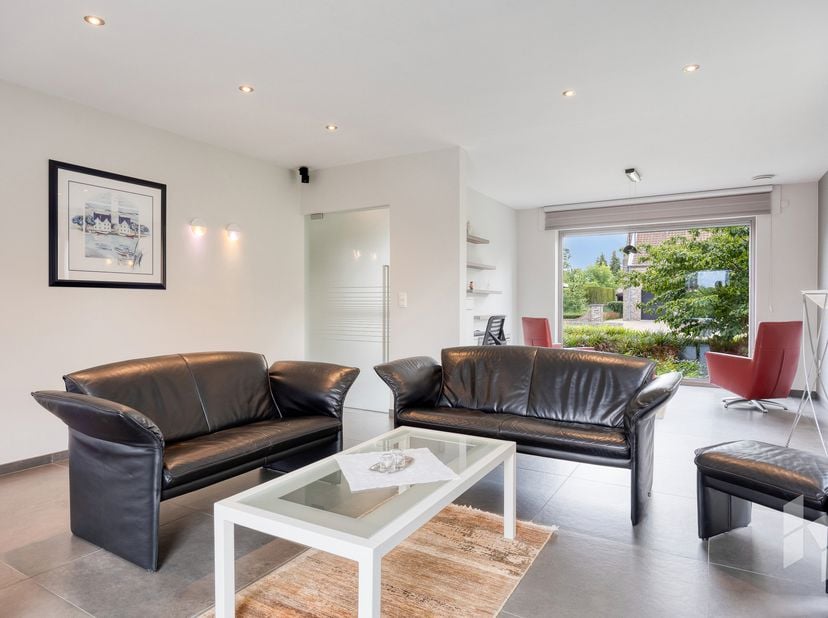 Zeer mooie, moderne woning (259m²) met 3 slaapkamers rustig gelegen op een perceel van 637 m² nabij het centrum van Lommel.<br />
Via de inkomhal loop