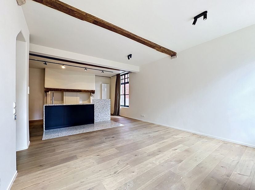 Ligging<br />
Deze authentieke woning is gelegen in de Hippoliet Lammensstraat in Gent. Dankzij de uitstekende ligging geniet u van een vlotte bereikb