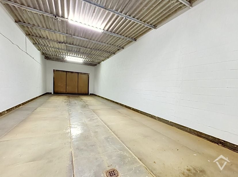 Deze opslagruimte heeft een oppervlakte van 100m², gelegen te Hooglede. <br />
<br />
Dit pand is enkel bedoeld voor opslagruimte. Elektriciteit voorz