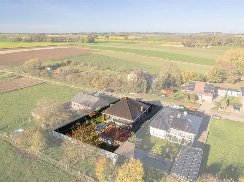 Landelijk gelegen gelijkvloerse gezinswoning in rustige omgeving te Riemst<br />
Omgeving:<br />
+ Gelegen in het heerlijk rustige en landelijke Val-M