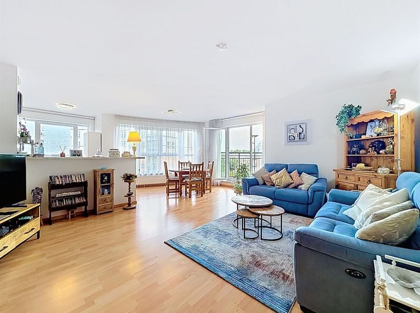 Dit prachtige appartement van +/- 100 m², ideaal gelegen vlak bij het UZ Brussel, bevindt zich op de 4e verdieping van een perfect onderhouden gebouw