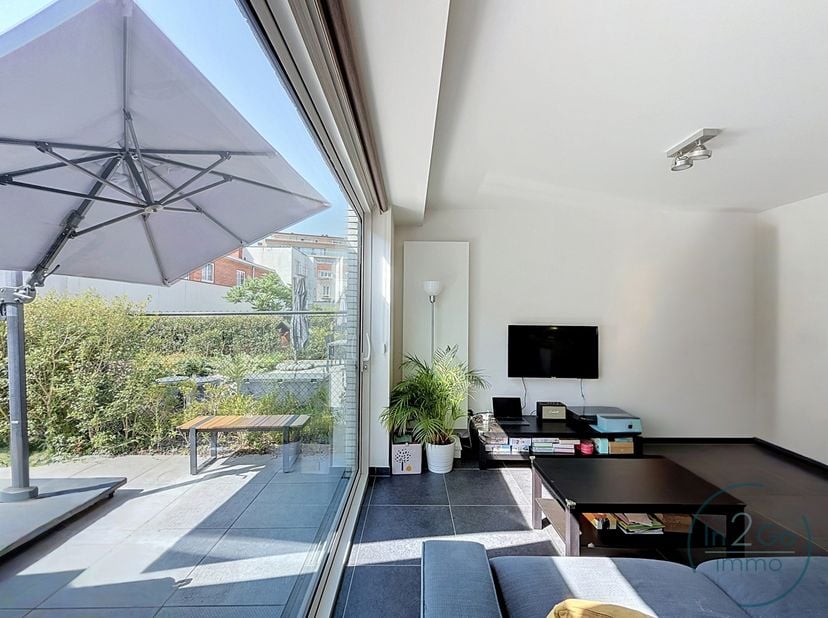 In het hart van Leuven, gelegen in het residentiële en groene DOMUS VESALIUS, vinden we dit prachtig nieuwbouwappartement waar rust, comfort en een ce