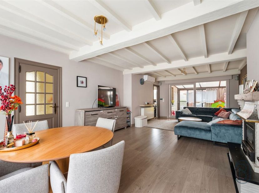 À VENDRE : maison prête à emménager avec 3 chambres et un garage.<br />
Cette spacieuse maison familiale a été entièrement rénovée ces dernières année