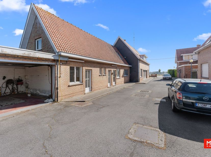 Voormalig politiecommissariaat te koop in Westrozebeke&amp;nbsp;<br />
<br />
Ben jij op zoek naar een groot gebouw met tal van mogelijkheden? Dan is dit