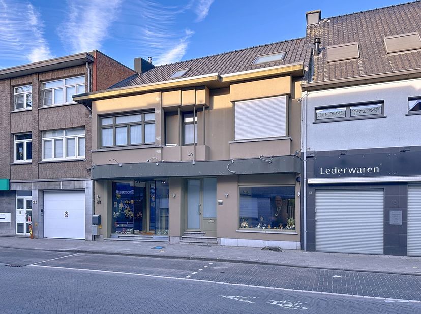 In het hart van Aartselaar bieden wij dit commercieel gelijkvloers pand aan, ideaal voor wie een eigen zaak wil starten of uitbreiden. Dankzij de twee