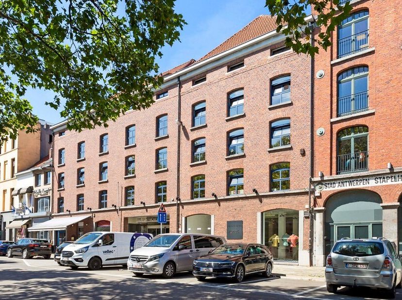 92m² de bureaux au 3ème étage<br />
Emplacement : près de l'entrée du tunnel du Waasland et des boulevards d'Anvers<br />
Spécifications : menuiserie