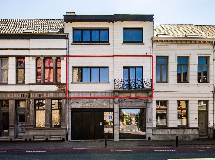 Nabij de vesten van Lier bevindt zich dit prachtige, hoogwaardig afgewerkte appartement in een karaktervol gebouw van ca. 1918. Het pand werd in 2020-
