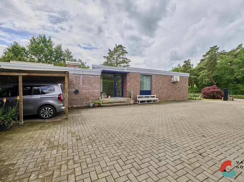 Zeer goed onderhouden gezinswoning op perceel van ruim 1300m², 3 slaapkamers en EPC: B<br />
De woning is als volgt Ingedeeld:<br />
GELIJKVLOERS:<br