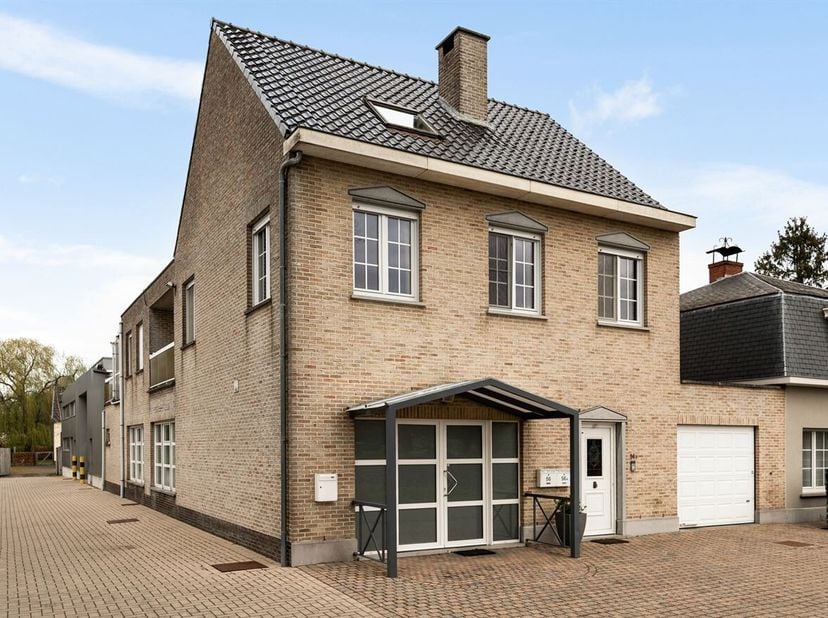 Te koop: veelzijdig eigendom met woonst, handelsruimte en magazijnen op een rustige locatie in Hanegoor te Bouwel.<br />
De woning (momenteel verhuurd