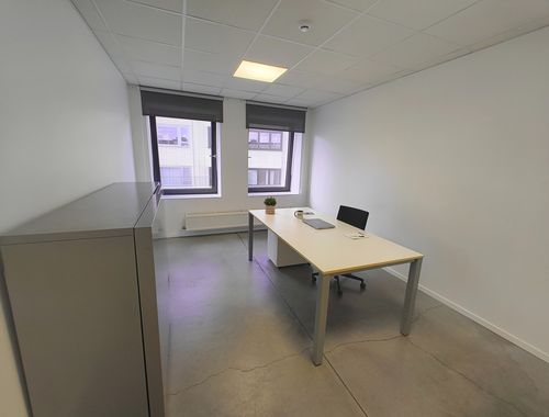                                         Espace de bureaux à louer à Kortrijk, € 400
