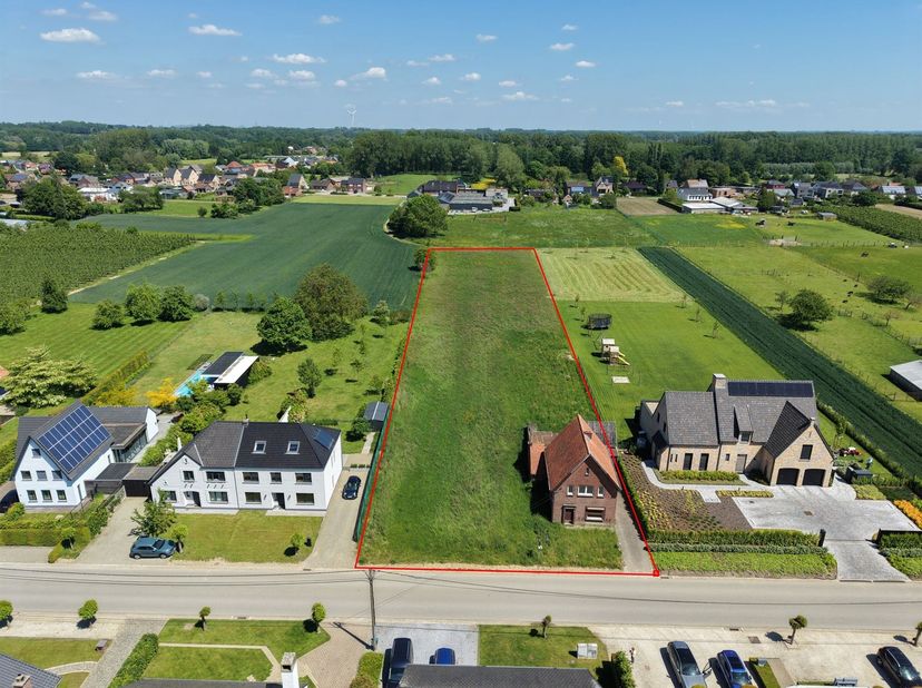 Deze bouwgrond (OB) heeft momenteel een oppervlakte van 53a58ca en biedt verschillende mogelijkheden. Met een huidige straatbreedte van ±30m te midden