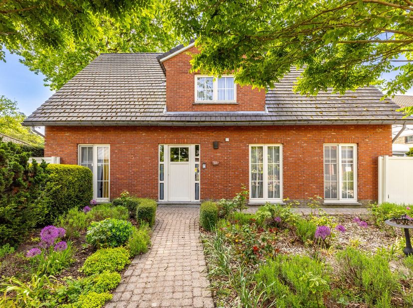Ideaal gelegen landhuis met landschapstuin en zwemvijver in een rustige en residentiële omgeving. Mooi getekend op een zuid-georiënteerd perceel van c