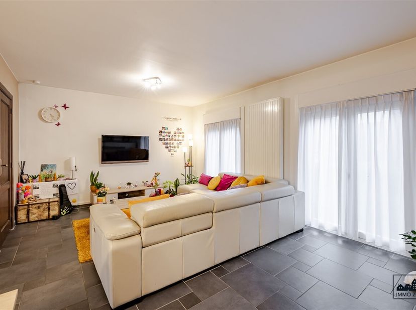 Bent u op zoek naar een instapklare halfopen bebouwing met 3 slaapkamers en de mogelijkheid tot het creëren van een 4de slaapkamer? Dan is deze woning