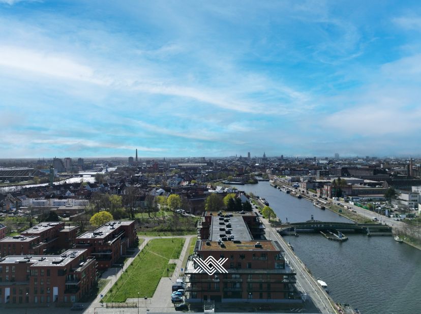 Dit lichtrijk gelijkvloers appartement maakt deel uit van de succesvolle ontwikkeling København. Deze residentie bevindt zich in een wijk die volop in