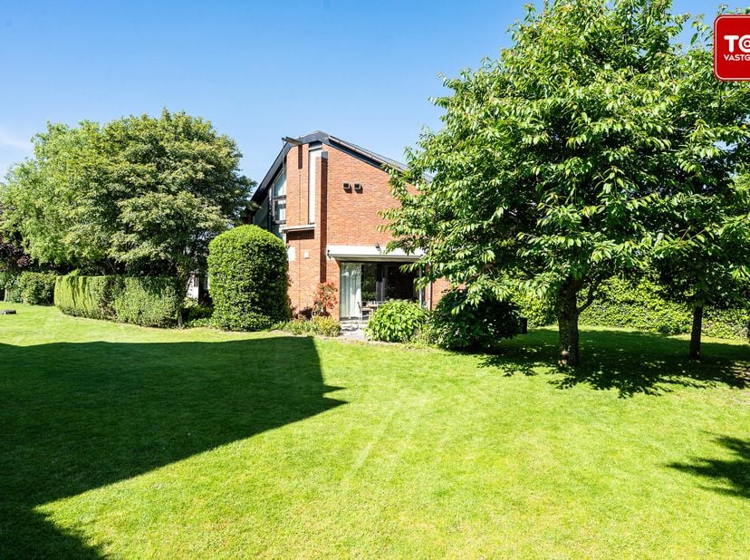 Deze woning is gelegen in een rustige straat met veel groen, met haar verrassende indeling, grote raampartijen, prachtige lichtinval en doordachte arc