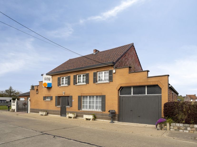 Située dans le cadre rural et paisible de Waanrode, cette maison de caractère avec dépendances et terrain de 16a représente une opportunité exceptionn