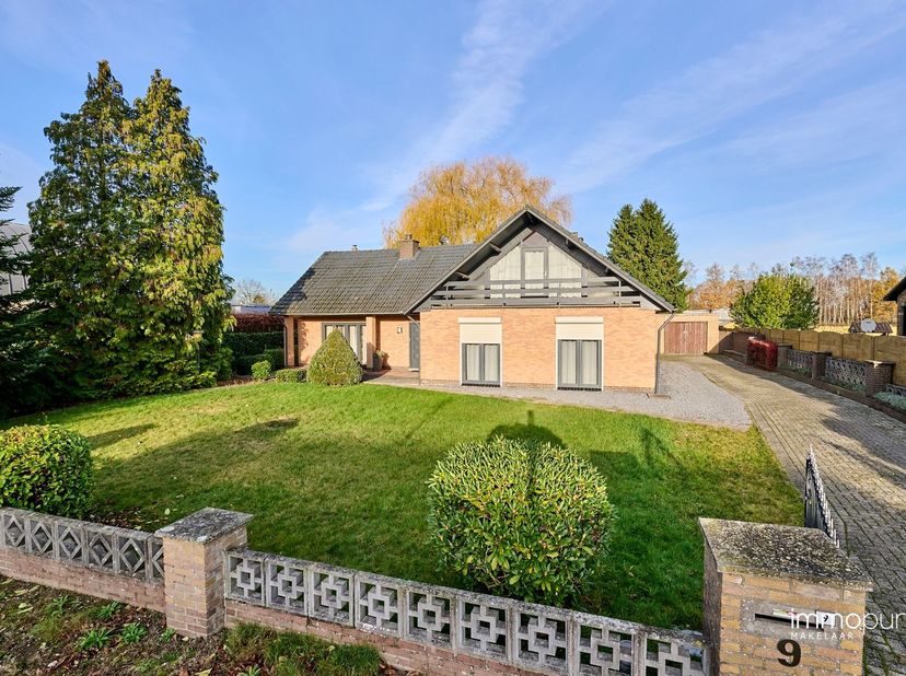 Ruime gelijkvloerse woning met 3 slaapkamers, prachtige tuin en uitbreidingsmogelijkheden nabij de Nederlandse grens.<br />
Op een rustige locatie in
