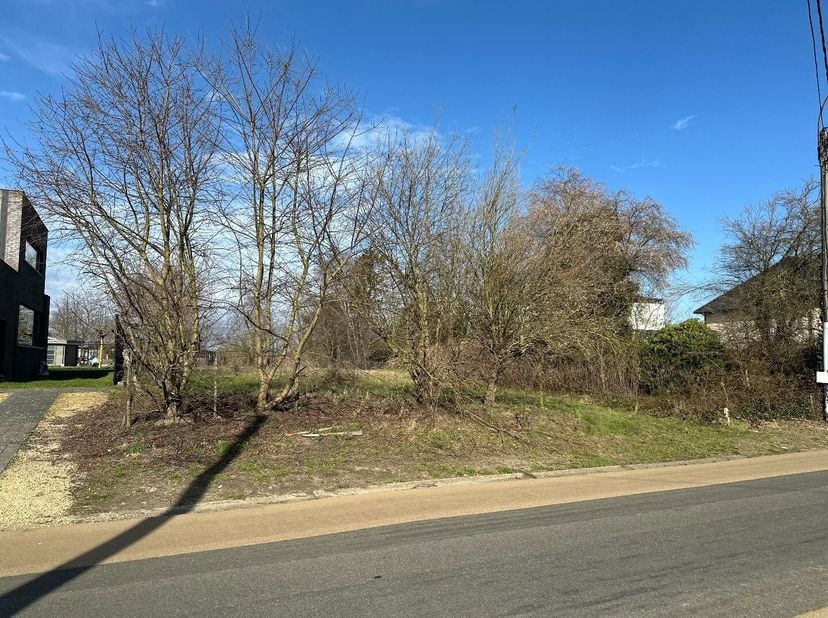 Mooi perceel bouwgrond voor open bebouwing, zijnde lot 3 op verkavelingsplan, met een oppervlakte van 14a 53ca. Deze grond is rustig gelegen in een re