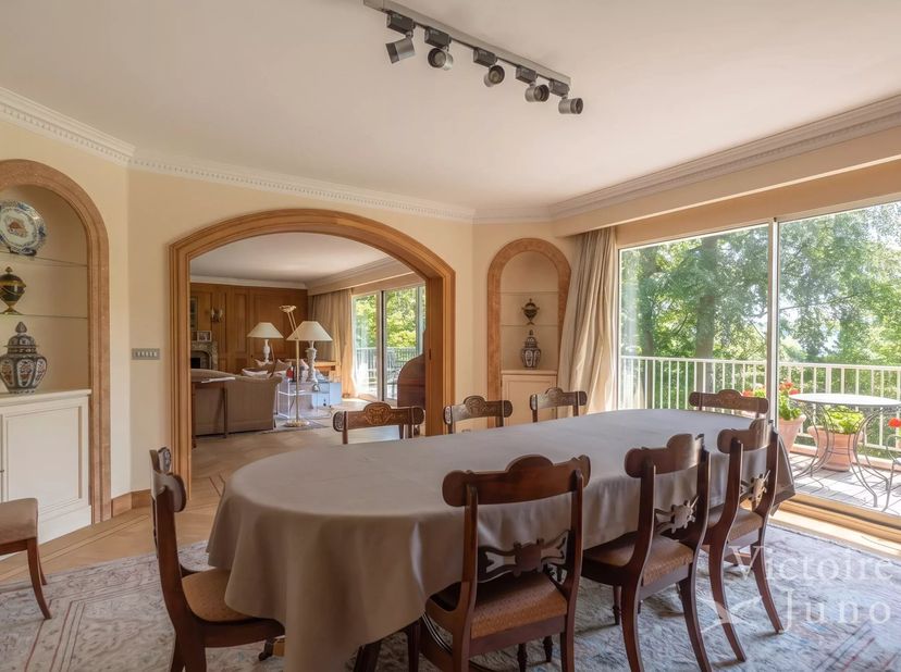 Victoire-Junot biedt u dit elegante appartement met 4 gevels aan met een oppervlakte van ± 277m² + terras. Gelegen in een rustige en groene straat in