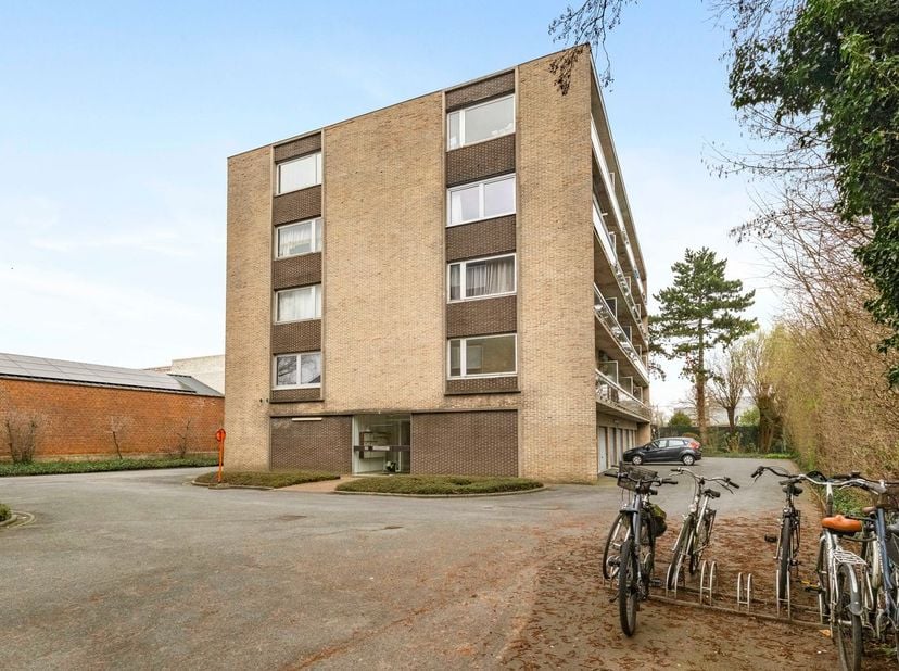 Deze energiezuinige studio bevindt zicht nabij het stadscentrum van Roeselare, is gelegen op het derde verdiep en heeft de volgende&amp;nbsp; indeling: in
