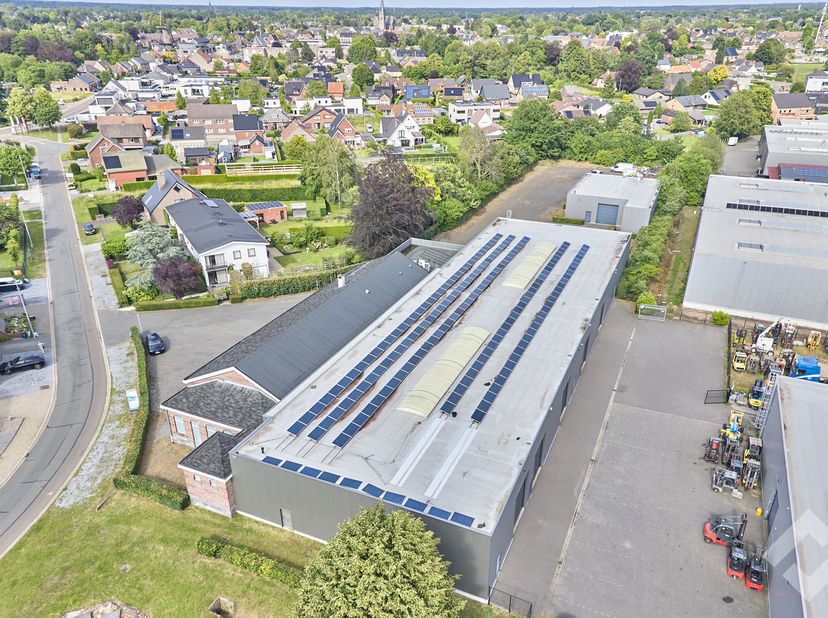 Gecompartimenteerd bedrijfsgebouw gelegen in de Oude Watertorenstraat in Hamont. Deze situeert zich op slechts enkele meters van de Bosstraat tussen H