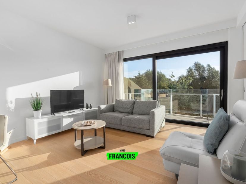 Dans le charmant De Haan, nous vous présentons ce logement dassistance moderne et élégant, situé dans le complexe résidentiel Golf by Zilverduin. Ento