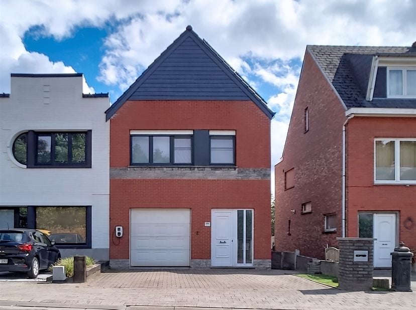 Op zoek naar ruimte, comfort én een heerlijke buitenomgeving? Deze ruime halfopen gezinswoning combineert een aangename woonoppervlakte van ca. 279 m²