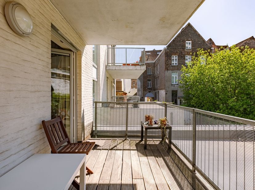 Gelegen in de Willem de Beersteeg 7 bevindt zich dit lichtrijke appartement met een unieke ligging aan het water, in het hart van Gent.<br />
EPC: A<b