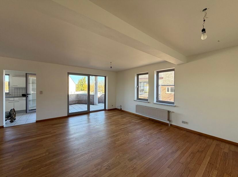 Dit uitzonderlijk ruime en lichtrijke appartement van 174 m² biedt alle comfort voor aangenaam wonen. Het beschikt over 3 volwaardige slaapkamers en e