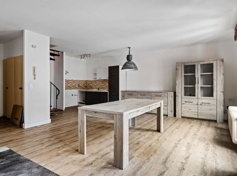 Journée portes ouvertes le samedi 14 mars de 15h30 à 16h30<br />
<br />
<br />
Appartement en contreplaqué à rafraîchir (93 m²) à Grote Markt<br />