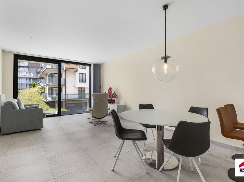 Te koop: modern appartement in Sint-Idesbald (Koksijde), op een steenworp van de zee en de duinen. Gebouwd in 2019, biedt dit appartement een eigentij