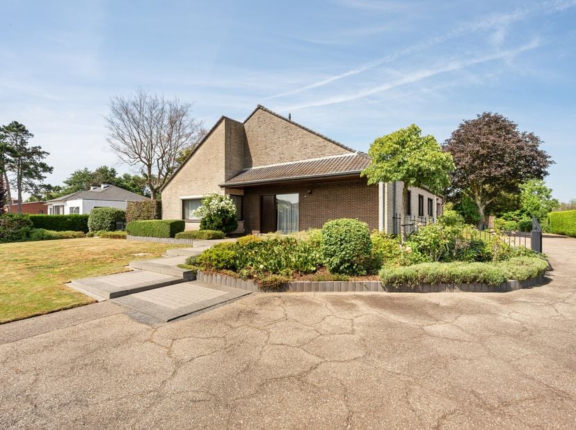 Deze vrijstaande woning, gebouwd in 1968, is gelegen op een mooi perceel van 3.293m² met achterliggend weiland van 4.420 m² en biedt daardoor een unie