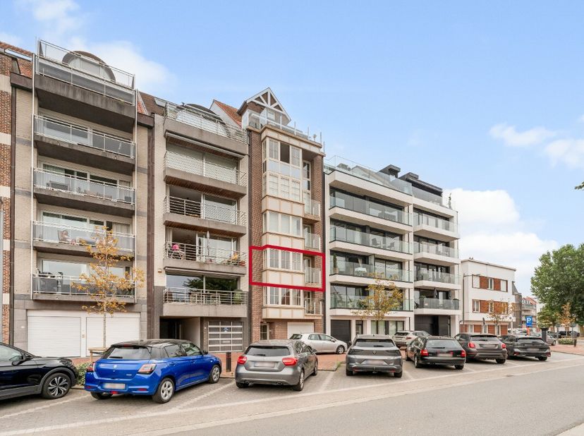 Knokke: Ruim en zonnig appartement met open zicht, 2 slaapkamers en 2 terrassen te koop op topligging in de Koningslaan te Knokke.Bent u op zoek naar