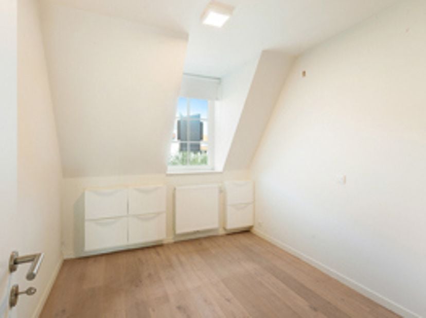 In de gegeerde wijk Duinenwater, uitstekend gelegen in een kleinschalige villaresidentie, bevindt zich dit recente appartement van 2016 met een aangen