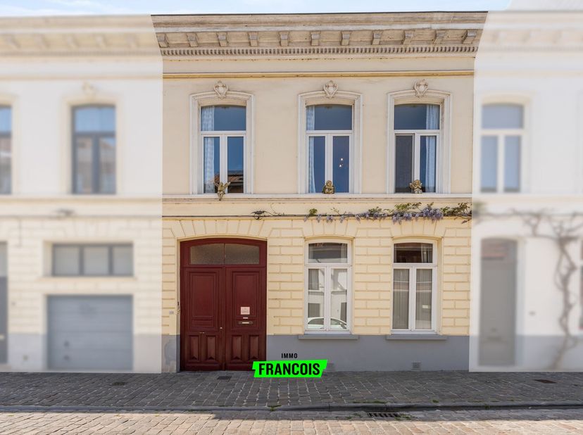 Cette maison de maître pleine de caractère, située dans la Sint-Machariusstraat à Gand, allie espace, flexibilité et emplacement calme à proximité du