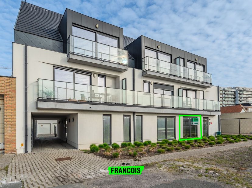 Cet appartement récent au rez-de-chaussée, construit en 2018, est situé au Badenlaan 84 (proche du centre de Westende-Bad, tout en étant au calme) et
