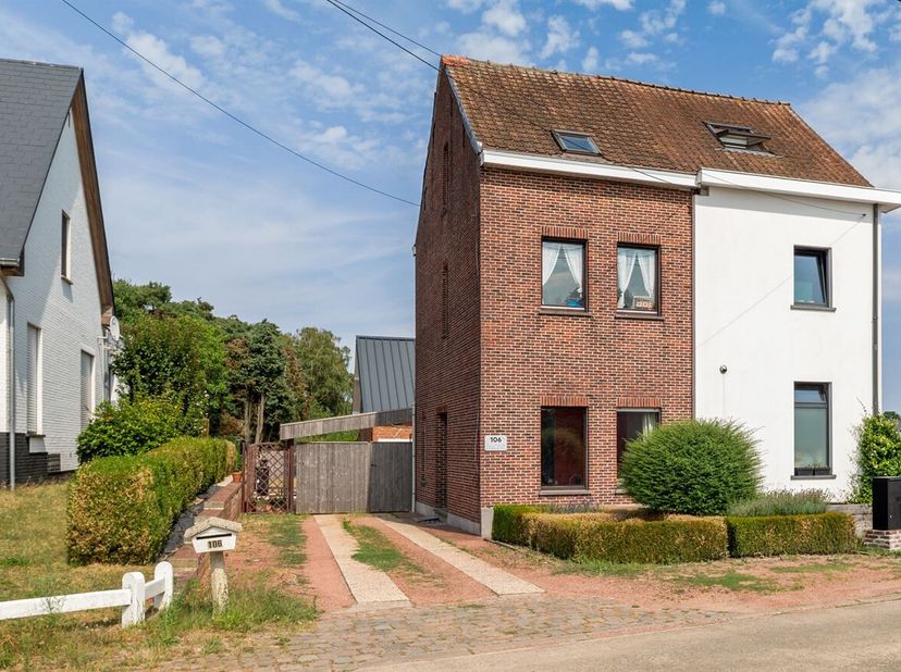 Idéalement située, juste à la périphérie du centre du village de Hombeek, cette maison à rénover regorge de possibilités. Grâce à la proximité des éco