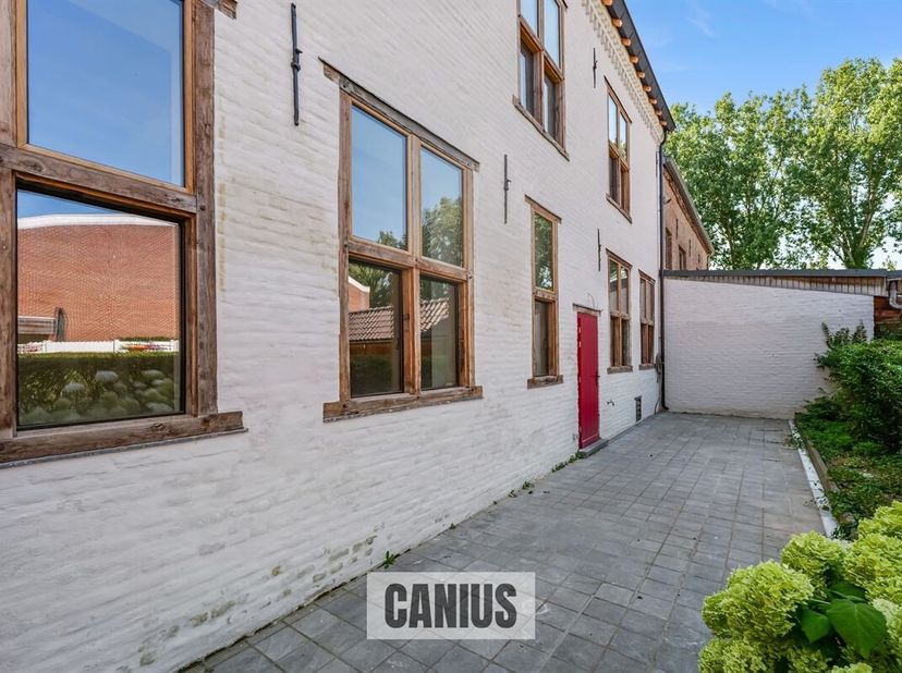 MAISON IMPOSANTE AVEC 3 CHAMBRES ET TERRASSE <br />
C'est à la périphérie de Saint-Trond, dans le quartier du Béguinage, que se trouve cette maison ma