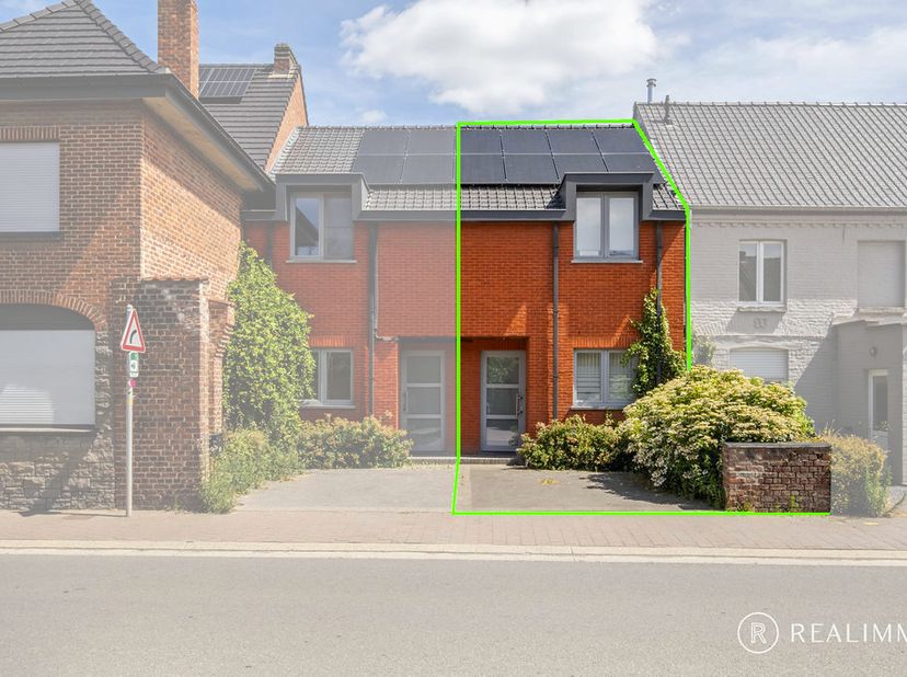 Deze recente woning, gebouwd in 2011, is gunstig gelegen in het centrum van Celles, net over de taalgrens dicht bij alle nodige voorzieningen. Dankzij