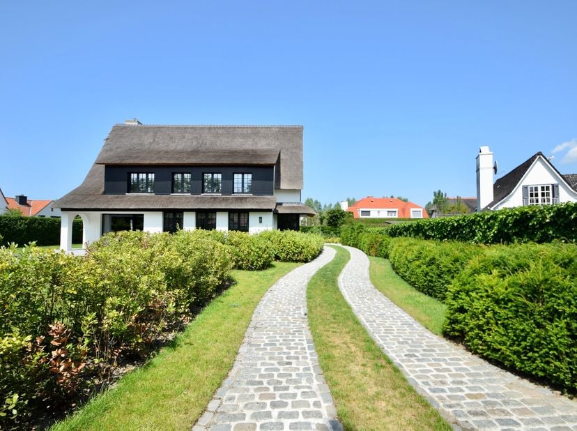 Alleenstaande villa rustig gelegen in een oase van groen in een doodlopende straat vlakbij de Kalfsmolen en de Graaf Jansdijk. Indeling: inkomhal met