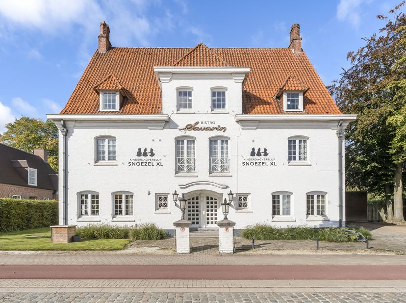 Unieke, karaktervol commercieel gebouw op de Westlaan te Roeselare.<br />
De eigendom had reeds verschillende functies zoals hotel-restaurant Savarin
