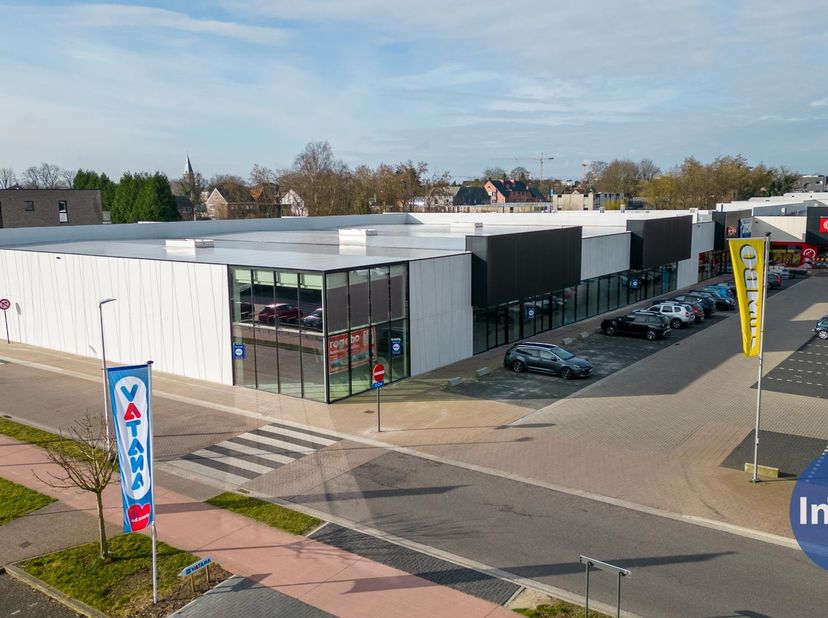 Ligging: 3900 Pelt, De Koel<br />
Beschikbare oppervlakte: 700 m²<br />
Casco verhuur<br />
Zeer goede ligging - onmiddellijke nabijheid van Jumbo, Va