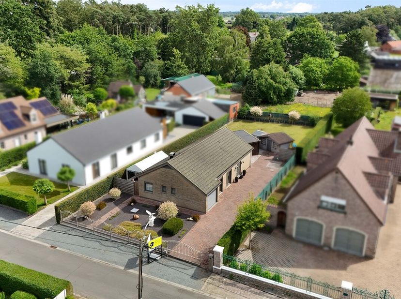 Rustig gelegen bungalow op een rustige ligging te Berlare op 885m² grond.<br />
Instapklare bungalow op een ruim perceel van 885m² in doodlopende, rus