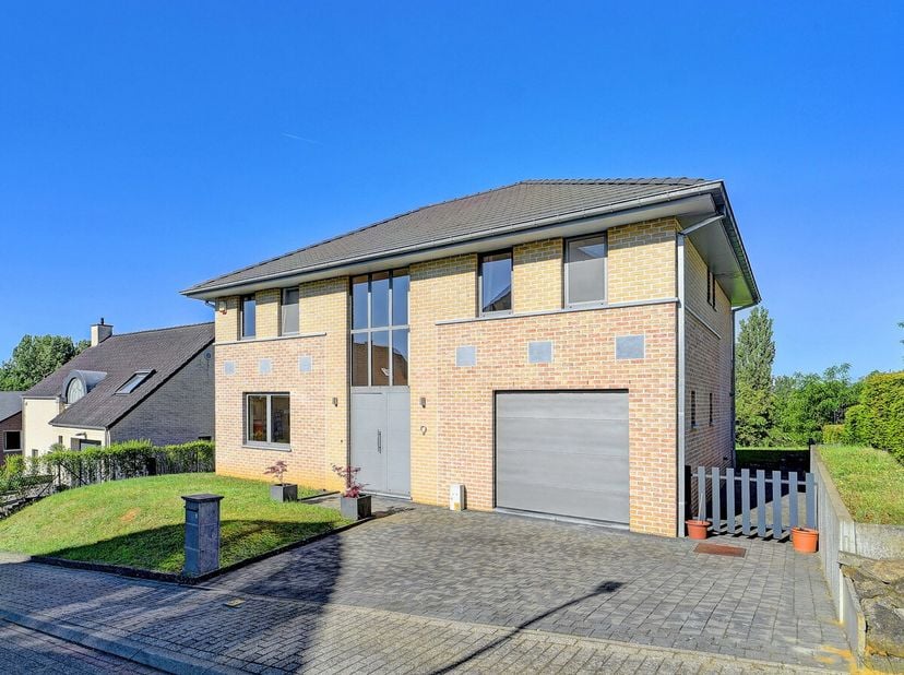 Te koop: ruime open bebouwing in Overijse, gelegen in een rustige doodlopende straat nabij het centrum en het openbaar vervoer.Deze woning uit 2010 bi