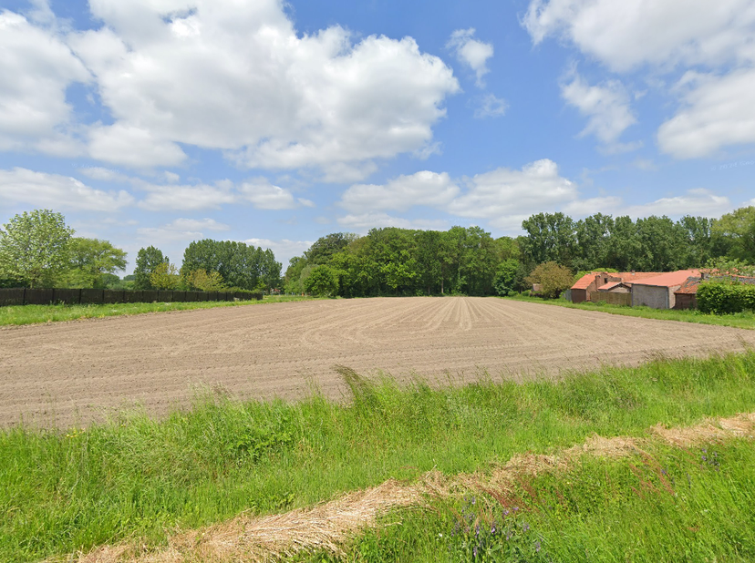 PERCEEL LANDBOUWGROND - <br />
<br />
Een perceel bouwland, gelegen ter plaatse genaamd “Dries”, gekend volgens recent kadastraal uittreksel, sectie C
