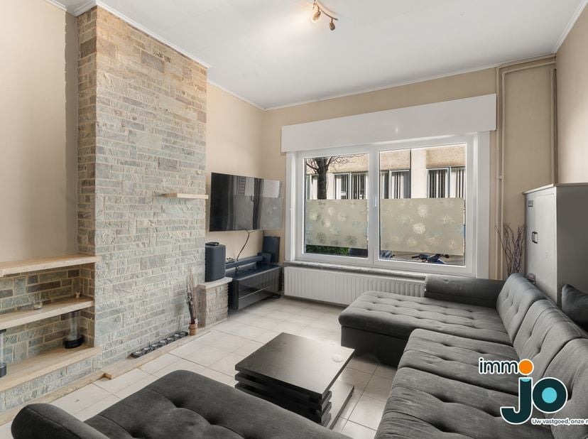 Cette charmante maison mitoyenne située dans la Sint-Jorisstraat à Ostende bénéficie d'un emplacement agréable et calme, à proximité des commerces et
