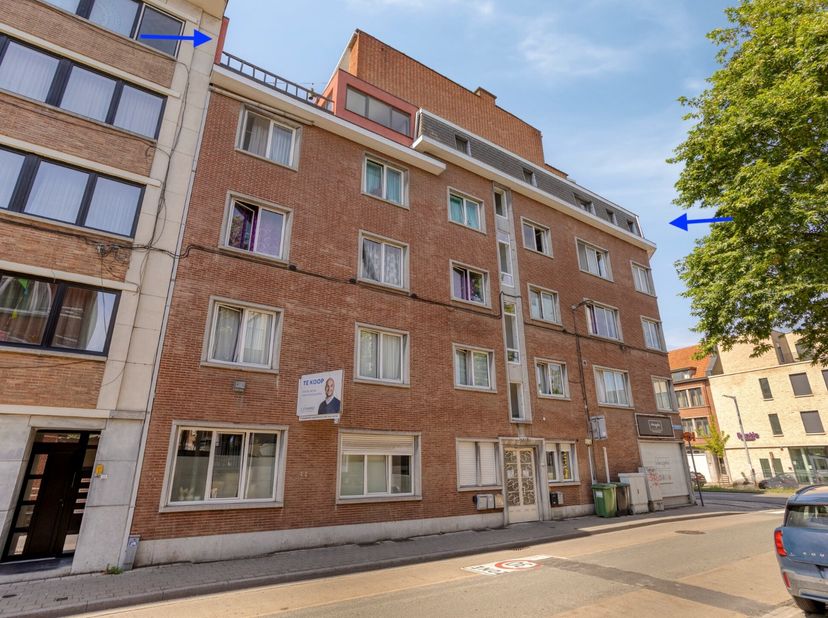 Vlak bij het treinstation, de oprit van de autostrade en het bruisende centrum van Leuven bevindt zich dit ruime appartement op de vierde verdieping.<