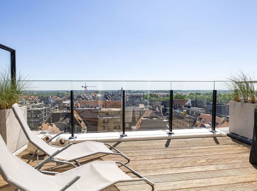 Middelkerke; duplex appartement te koop met 2 dakterrassen en een prachtig uitzicht! Dit duplex appartement biedt een unieke combinatie van comfort en