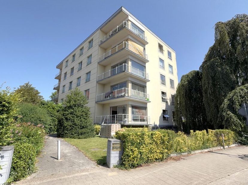 Ben jij op zoek naar een kantoor te huur in Gent met een uitstekende zichtlocatie en vlotte bereikbaarheid? Ontdek deze opgefriste en instapklare kant