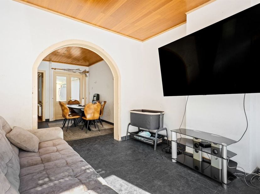 Te renoveren gezinswoning met potentieel in Boom<br />
Deze woning is gelegen in een rustige woonomgeving in Boom, op korte afstand van verschillende